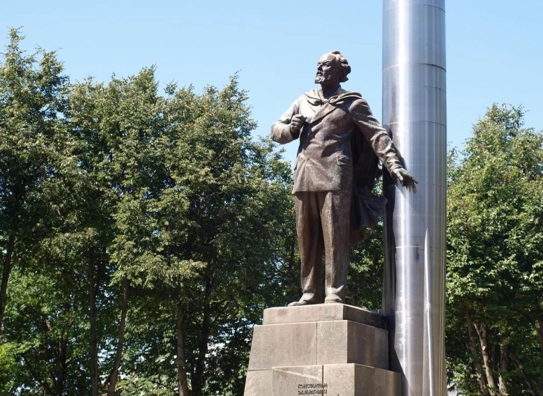 Памятник Циолковскому в центре сквера Мира