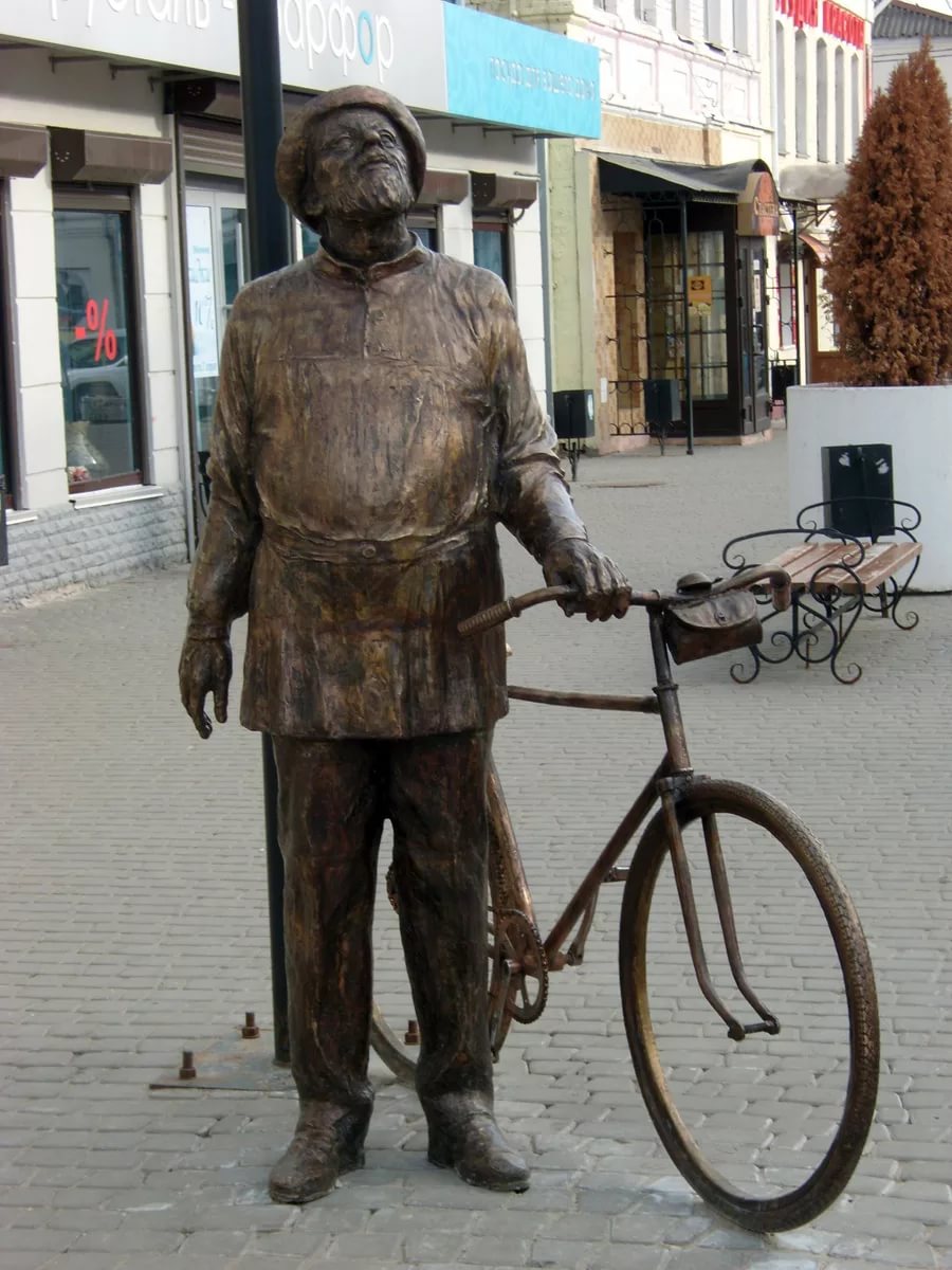 Памятник Циолковскому (человек с велосипедом)
